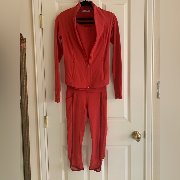 Athleta Salutation Stash Pocket Intention Capri in Lychee Red Powervita - Picture 3 of 5
